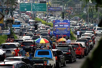 Kendaraan memadati jalur wisata Puncak di Simpang Gadog, Ciawi, Kabupaten Bogor, Jawa Barat, 15 Mei 2022. ANTARA/Arif Firmansyah