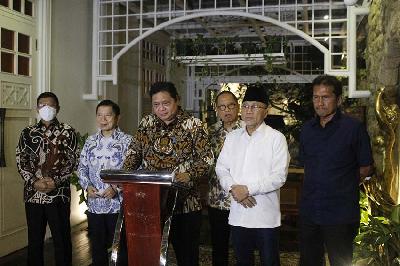 Ketua umum DPP partai Golkar Airlangga Hartato pada pertemuan tiga ketua umum partai di Rumah Heritage Jakarta, 12 Mei 2022. Tempo/Muhammad Syauqi Amrullah