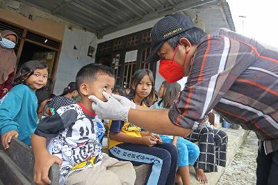 Dokter Puskesmas Kecamatan Lohbener memeriksa kesehatan sejumlah anak dalam rangka pencegahan penyakit hepatitis akut di Desa Pamayahan, Indramayu, Jawa Barat, 14 Mei 2022. ANTARA/Dedhez Anggara