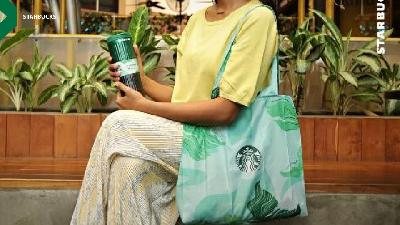 Tumbler dan ecobag dengan desain Siren Wave yang spesial untuk hari jadi Starbucks di Indonesia ke-20.