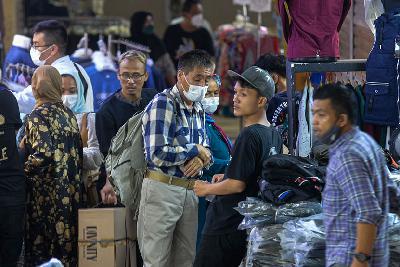 Warga tidak mengenakan masker saat beraktivitas di Pasar Tanah Abang, Jakarta, 13 Mei 2022. TEMPO/Tony Hartawan