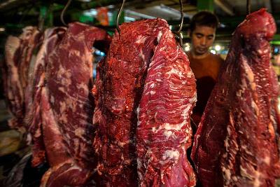 Penjualan daging sapi di pasar Mester Jatinegara, Jakarta, 7 Maret 2022. Tempo/Tony Hartawan