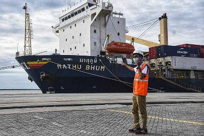 Petugas menunjukkan kapal angkut kontainer MV Mathu Bhum berbendera Singapura di Dermaga Belawan International Container Terminal, Medan, Sumatera Utara, 6 Mei 2022. ANTARA/Fransisco Carolio