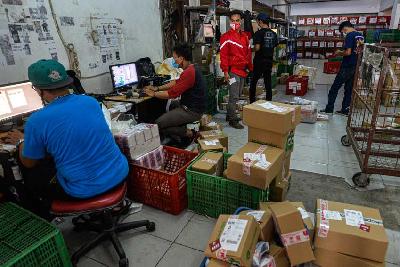 Aktivitas bongkar muat paketan barang di Gudang SiCepat Hub Jakarta, 2021. Tempo/Tony Hartawan
