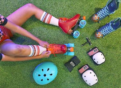 Marina Tasha dan berbagai perlengkapan pelindung sepatu roda di toko Skatelovers, Ciputat Timur, Kota Tangerang Selatan, Banten, 20 Mei 2022. TEMPO/Nita Dian