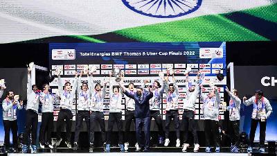 Tim Thomas India mengangkat trofi Piala Thomas 2022 di Impact Arena, Bangkok, Thailand, 15 Mei 2022. ANTARA/M Risyal Hidayat