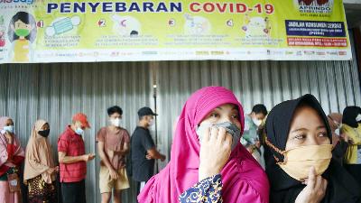 Ilustrasi warga mengenakan masker di pasar swalayan Borma, Bandung, Jawa Barat, 18 Februari 2022. TEMPO/Prima Mulia