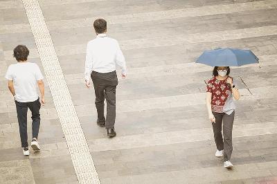 Pejalan kaki menggunakan payung untuk menghalau sengatan matahari. TEMPO/M Taufan Rengganis