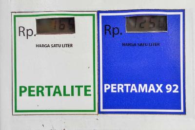 Harga bahan bakar di SPBU kawasan Kuningan, Jakarta, 1 April 2022. Tempo/Tony Hartawan