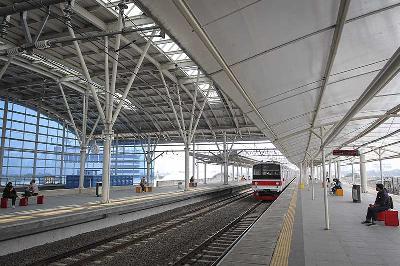 Penumpang menunggu kedatangan kereta di Stasiun Manggarai, Jakarta, 5 April 2022. ANTARA/Dhemas Reviyanto
