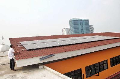 Panel surya di SD Negeri Pondok Labu 01/05 di Jalan Fatmawati, Jakarta, 2019. Tempo/Hilman Fathurrahman W