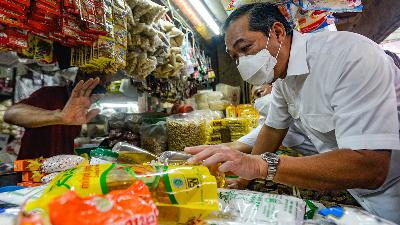 Trade Minister Muhammad Lutfi inspects the availability of cooking oil and other basic necessities at the Kebayoran Lama Market, Jakarta, March 9.
Tempo/Tony Hartawan
