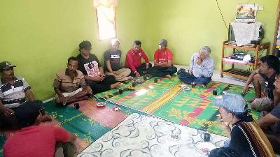 A meeting between the indigenous people of Tapian Nauli village and organizers of the Tano Batak Indigenous Peoples Alliance of the Archipelago regarding the unilateral marking of land by the Forestry and Environment Ministry in Tapanuli, North Sumatra, January 16.
TempoWitness/Maruli Simanjuntak
