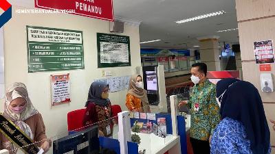Kunjungan Direktur Jenderal Bina Keuangan Daerah Kementerian Dalam Negeri, Agus Fatoni yang meninjau layanan Samsat Kota Batam, Kepulauan Riau, Jumat, 20 Mei 2022.