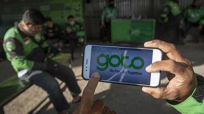 Mitra layanan ojek daring Gojek menunjukkan logo Go To di Jakarta, 28 Mei 2021. Antara/Aditya Pradana Putra