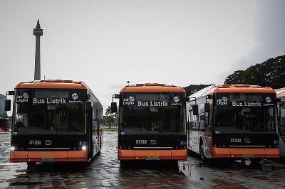 Bus listrik Transjakarta di Plaza Selatan Monas, Jakarta, 8 Maret 2022. TEMPO/M Taufan Rengganis
