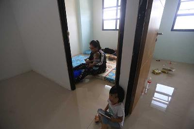 Warga korban kebakaran Pasar Gembrong mulai menempati unit kamar di Rumah Susun Cipinang Besar Utara Jakarta, 24 Mei 2022. TEMPO/Subekti