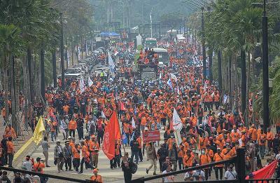 Sejumlah buruh pada peringatan Hari Buruh untuk menyuarakan 18 tuntutan salah satunya menolak Omnibus Law UU Cipta Kerja di Jakarta, 14 Mei 2022. ANTARA/Paramayuda