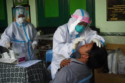 Petugas kesehatan mengambil sampel melalui swab antigen di SMPN 2 Bandung, Jawa Barat, 6 Desember 2021. TEMPO/Prima mulia