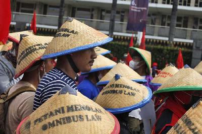 Aksi menuntut pencabutan Omnibus Law Cipta Kerjadan tolak revisi UU PPP di Jalan Medan Merdeka Barat, Jakarta, 21 Mei 2022. Tempo/Muhammad Syauqi Amrullah