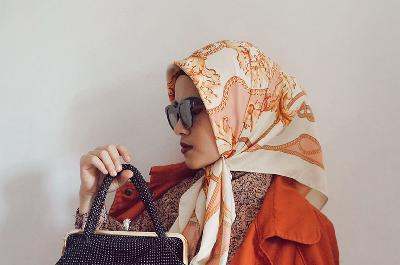 Penggemar preloved fashion, Siti Maryamul Ilfa, melakukan Gucci Challenge. Dok. Siti Maryamul Ilfa