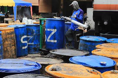 Pekerja membongkar minyak goreng curah di Pasar Lambaro, Aceh Besar, Aceh, 2 Mei 2022. ANTARA/Syifa Yulinnas