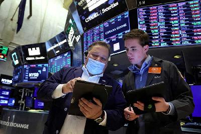Aktivitas New York Stock Exchange (NYSE), Amerika Serikat, 21 Maret 2022. REUTERS/Brendan McDermid