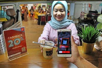 Pengunjung bertransaksi menggunakan aplikasi digital di Tangerang, Banten. ANTARA/Fauzan