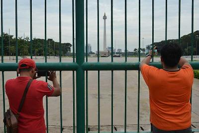 Warga mengunjungi Monumen Nasional, Jakarta, 26 Mei 2022. TEMPO/Febri Angga Palguna