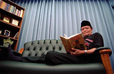 Ketua Pimpinan Pusat Muhammadiyah tahun 1998-2005, Buya Syafii Maarif di kantor PP Muhammadiyah, Jakarta, 4 September 2002. Dok. TEMPO/ Josua Alessandro