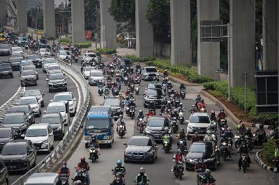Kepadatan kendaraan di Jalan Jenderal Gatot Subroto, Jakarta, 9 Mei 2022. TEMPO/M Taufan Rengganis