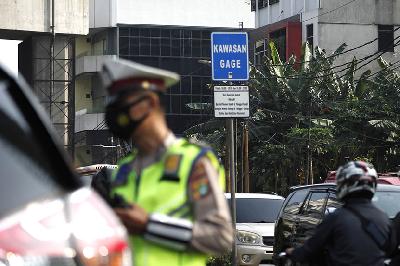 Papan keterangan kawasan ganjil genap di Jalan RS. Fatmawati Raya saat pemberlakuan ganjil genap di 13 lokasi di Jakarta, 25 Oktober 2021. TEMPO/Magang/Daniel Christian D.E