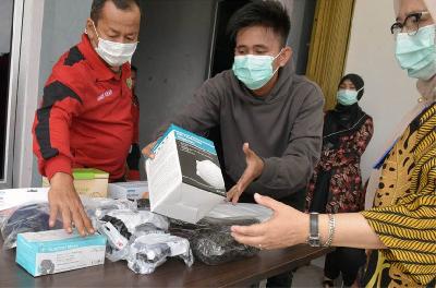 Petugas dinas kesehatan merapikan alat pelindung diri (APD) bantuan Kementerian Kesehatan di Kota Pekanbaru, Riau, 28 Maret 2020. ANTARA/FB Anggoro
