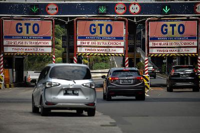 Kendaraan memasuki gerbang tol Cempaka Putih di Jakarta, 27 Mei 2022. TEMPO/Tony Hartawan