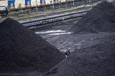 Pekerja memeriksa kualitas batu bara di area pengumpulan Dermaga Batu bara Kertapati milik PT Bukit Asam Tbk di Palembang, Sumatera Selatan, 4 Januari 2022.  ANTARA/Nova Wahyudi
