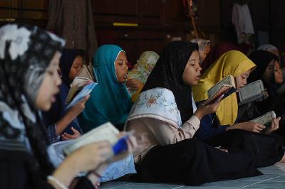 Santri menghafal isi kitab di salah satu pesantren di Cirebon, Jawa Barat, 17 Juli 2020. TEMPO/Prima mulia