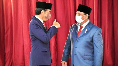 Presiden Joko Widodo bersama Menteri Pertahanan Prabowo Subianto meresmikan Tugu Api Semangat Indonesia Merdeka Tidak Pernah Padam, di Jakarta, 9 November 2021. BPMI Setpres/Lukas