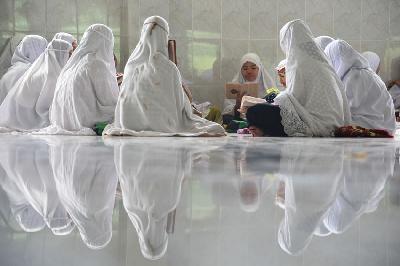Ilustrasi santri membaca Al Quran di sebuah Pondok Pesantren di Sumatera Utara, 4 April 2022. ANTARA/Fransisco Carolio