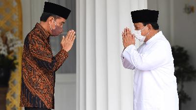 President Joko Widodo (left) greets Minister of Defense Prabowo Subianto during a friendly gathering on the first day of the Idul Fitri holidays at the Presidential Palace in Yogyakarta, Monday, May 2.
ANTARA FOTO/HO/Biro Pers Setpres/Lukas

