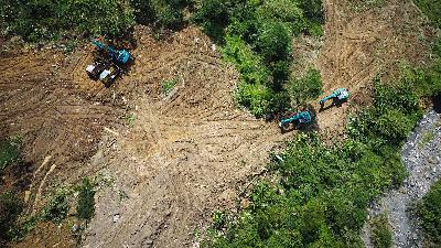 An aerial photo of construction equipment excavating a land confiscated in a BLBI case in Jalan Gunung Batu, Sentul, Bogor Regency, West Java, May 27.
TEMPO/Hilman Fathurrahman W
