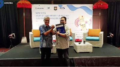 Penyerahan secara simbolis cetak biru transformasi digital oleh Ketua Umum Asosiasi Bank Pembangunan Daerah (Asbanda), Supriyatno, kepada direktur utama dan direktur kepatuhan Bank Pembangunan Daerah Seluruh Indonesia yang diwakili oleh Direktur Utama Bank DKI Fidri Arnaldy di Bali, 25 Mei 2022.