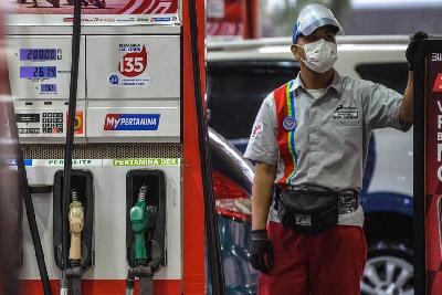 Aktivitas pelayanan pengisian bahan bakar di SPBU MT Haryono, Jakarta, 8 April 2022. Tempo/Tony Hartawan