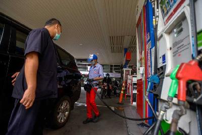Kendaraan mengisi bahan bakar pertalite di SPBU kawasan Kuningan, Jakarta, 1 April 2022. Tempo/Tony Hartawan