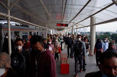 Suasana penumpang Kereta Rel Listrik (KRL) saat perubahan rute KRL di Stasiun Manggarai, Jakarta, 30 Mei 2022. Tempo/Magang/Faisal Ramadhan