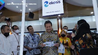 Menteri Kelautan dan Perikanan Sakti Wahyu Trenggono mengunjungi salah satu stand pada acara Fisheries Millenial + Start Up Expo 2022 di Ballroom Kantor Pusat KKP, Jakarta, Senin, 30 Mei 2022.