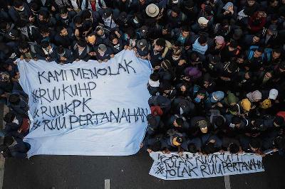 Aksi mahasiswa menolak RKUHP di depan Gedung DPR/MPR, Jakarta, 2019. TEMPO/M Taufan Rengganis