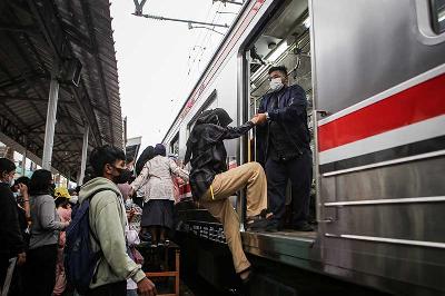 Penumpang membantu penumpang lain menaiki KRL Commuter Line di Stasiun Manggarai, Jakarta, 25 Mei 2022. ANTARA/Fauzan