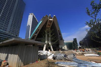 Pekerja menyelesaikan pembangunan Taman Ismail Marzuki (TIM) di Cikini, Jakarta, 31 Mei 2022. TEMPO/Subekti