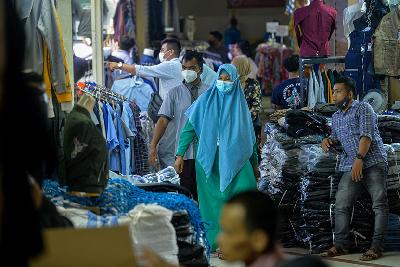 Warga beraktivitas tanpa masker di Pasar Tanah Abang, Jakarta, 13 Mei 2022. TEMPO/Tony Hartawan