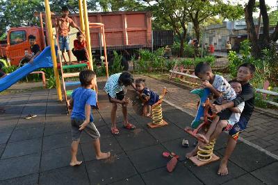 Sejumlah anak dan warga bermain di Ruang Publik Terpadu Ramah Anak (RPTRA) Jakarta Barat, 30 Mei 2022. TEMPO/ Febri Angga Palguna
